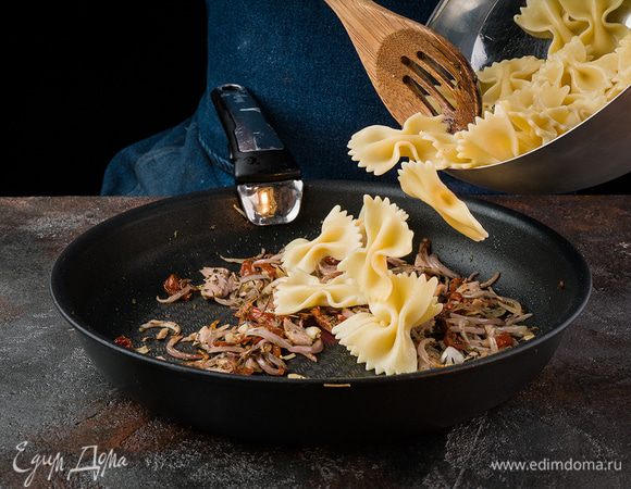 Пасту откинуть на дуршлаг и соединить с тунцом и томатами, посыпать петрушкой и сыром. 