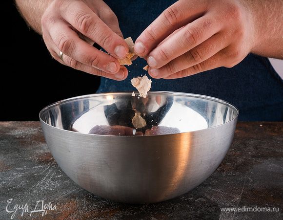 Муку просеять, добавить молоко, сухие дрожжи, сахар и соль. Все хорошо перемешать. Тесто оставить на 1 час, чтобы поднялось.