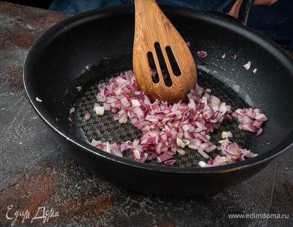 Лук мелко нарезать и обжарить на чесночном масле.