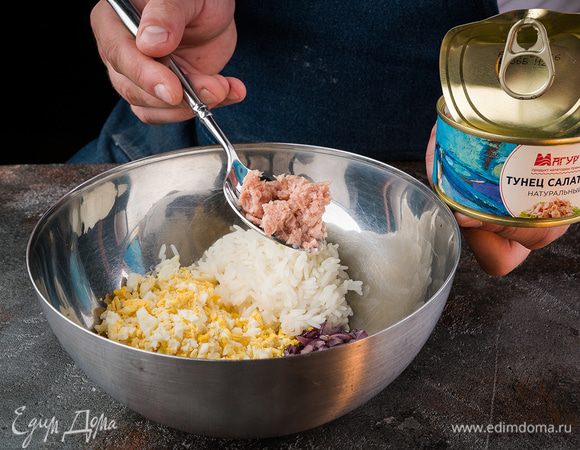 Выложить готовый рис, обжаренный лук, добавить порубленные яйца и тунца из банки. Заправить все майонезом, посолить и поперчить по вкусу и перемешать. Начинка готова.