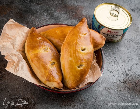 Выпекать в разогретой духовке 20 — 25 минут до золотистого цвета. Готовые пирожки остудить.