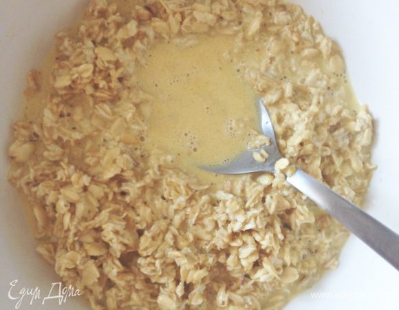 Оставьте воды в овсянке так, чтобы она была не сухая. На фото ее многовато, пару ложек я влила.
Добавьте соль, куркуму (она придаст аппетитный желтый оттенок бледной овсянке) и растительное масло.