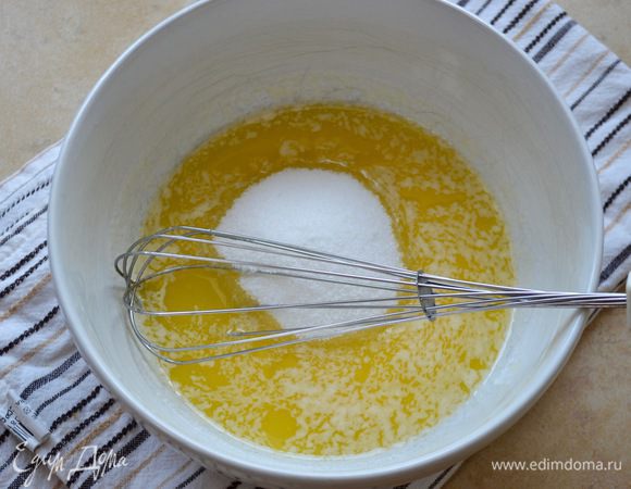 Растопить сливочное масло, перелить в миску и добавить сахар. Размешать.