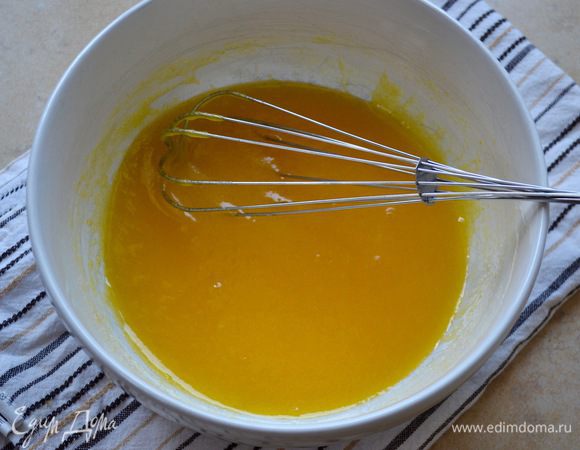 К смеси добавить яичный желток.