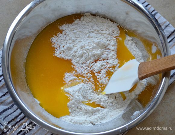 Отдельно в миску просеять пшеничную и рисовую муку, добавить соду и соль. Смешать обе смеси.