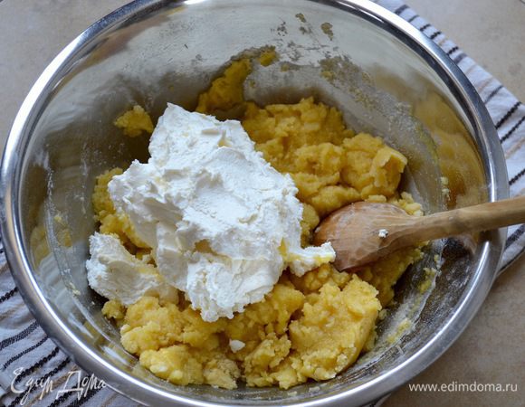 Творог можно протереть через сито, а можно взбить в блендере. Добавить к остальным ингредиентам и замесить тесто.