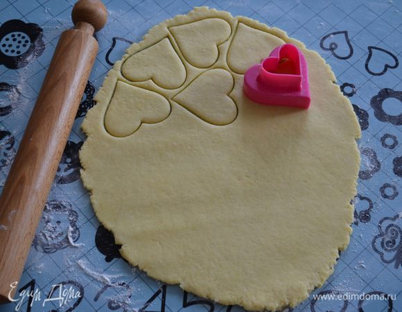 Тесто удобно поделить на две части. По очереди раскатать каждую часть теста (на припыленной мукой поверхности!) в пласт толщиной около 5 — 7 мм. Вырезать печенье любой формы.