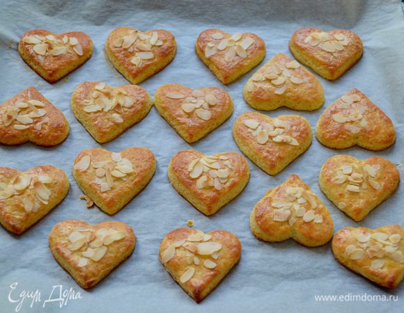 Выпекать при 200 — 210°С около 10 минут, до золотистого цвета. Следите по своей духовке!