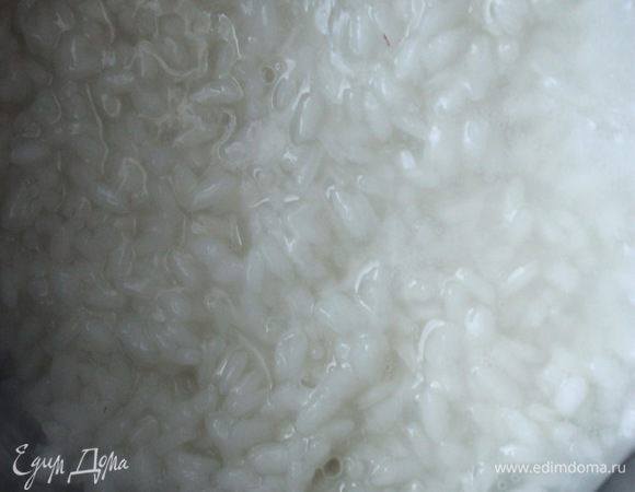 Проварить рис буквально в течение 5 мин.