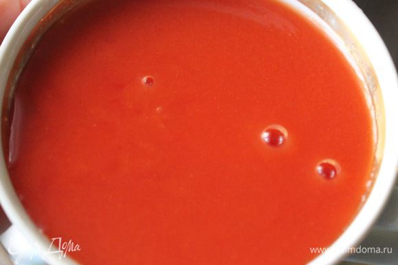 Смешать томатную пасту с теплой водой в соотношении 1:1. Добавить к рису тефтели, залить вином и тушить 10 мин. А затем варить по принципу ризотто, подливая разведенную томатную пасту.