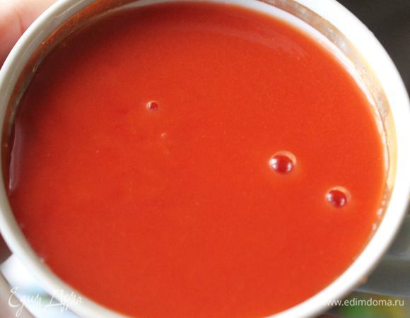 Смешать томатную пасту с теплой водой в соотношении 1:1. Добавить к рису тефтели, залить вином и тушить 10 мин. А затем варить по принципу ризотто, подливая разведенную томатную пасту.