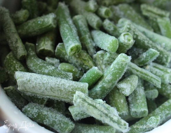 Добавить стручковую фасоль и тушить еще 10 мин (до готовности фасоли).