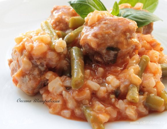 Подавать тефтели с рисом и фасолью горячими. Приятного аппетита!