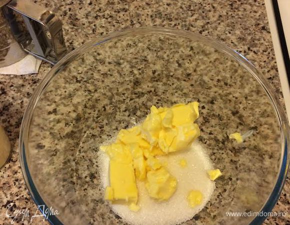 Духовку нагреть до 180°С. Масло взбить с сахаром и ванильным сахаром.