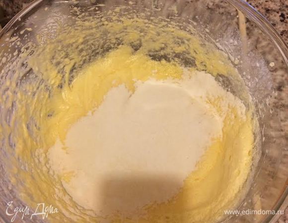 Муку просеять с разрыхлителем и солью.