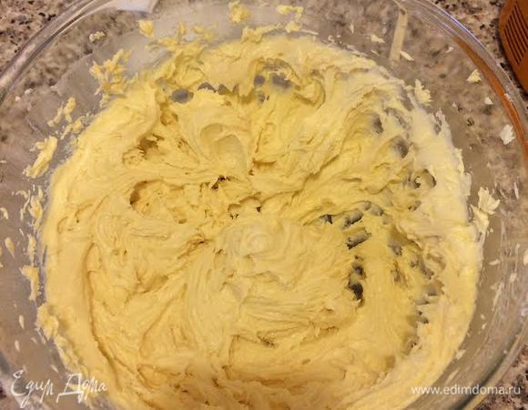 Начать постепенно добавлять муку, взбивая на 1-ой скорости.