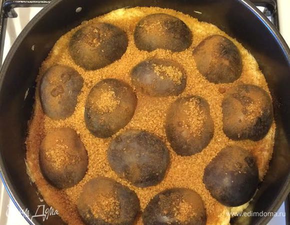 Корицу смешать с сахаром. Сверху пирог полить соком лимона и присыпать сахаром.