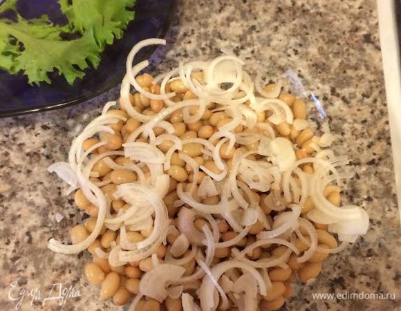 Фасоль промыть, дать воде стечь. Переложить фасоль в миску, добавить лук.