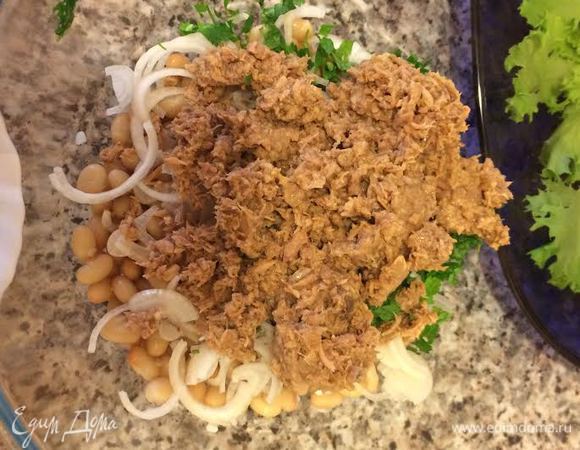 Тунец открыть, слить всю жидкость. Петрушку и чеснок мелко порезать. Добавить в салат петрушку, чеснок и тунец.