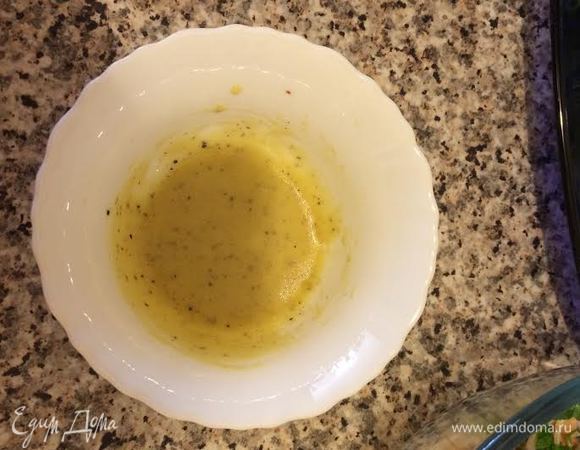 В миске взбить масло, горчицу, уксус  и перец.