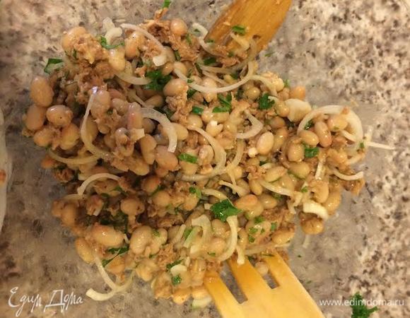 Заправить салат и аккуратно перемешать.