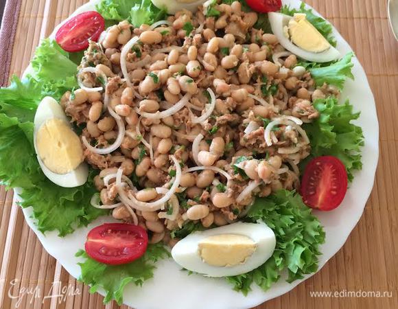 На тарелку выложить листья салата, сверху салат, украсить вареным яйцом и помидорками. Приятного аппетита!