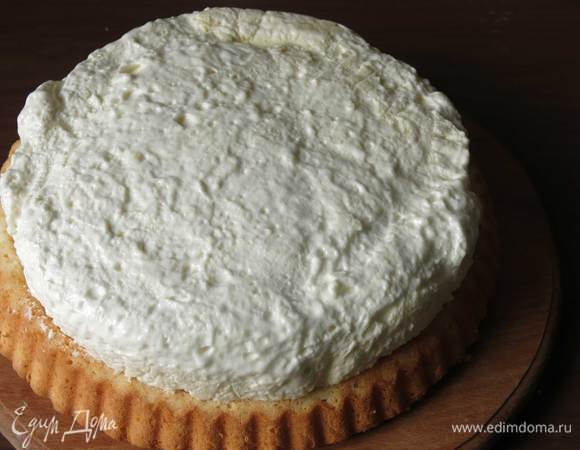 На остывший бисквит выкладываем крем. Я немного поспешила, верхушка не совсем схватилась, хотя такая воздушность добавила легкости тортику.