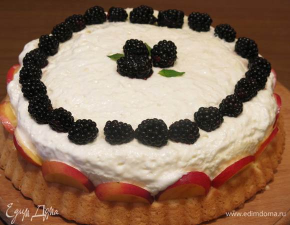 На крем раскладываем ягоды, край оформляем нектаринами.