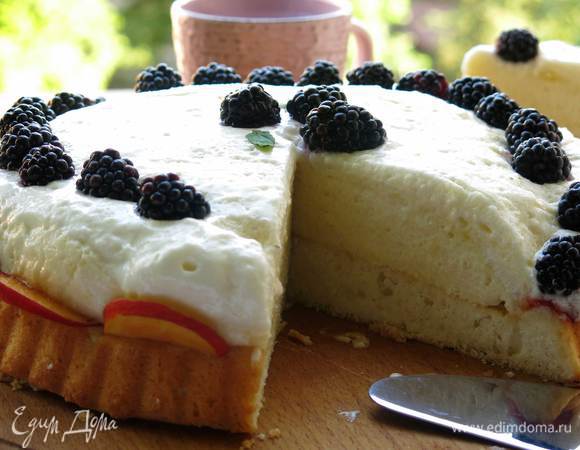 Вот такой торт без кусочка, слой крема высокий, практически не держится бортиком бисквита, довольно-таки устойчивый, перенес переезд при 40-градусной жаре. Немного крема осталось при наполнении формы (шаг 4), им заполнила готовые тарталетки, до третьего десерта (или, точнее, до четвертого блюда, если считать первый соус) дело не дошло, ничего не осталось. Форма у меня 18 см по внутреннему кругу, в большую форму весь крем поместится. Приятного аппетита!