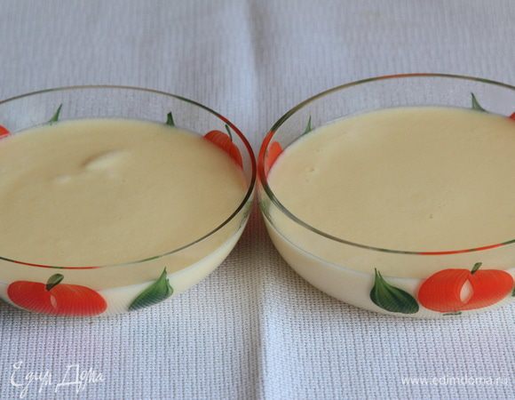 Сначала готовим крем и выпекаем бисквит. Нам нужно, чтобы крем заморозился, а бисквит полностью остыл. 
Для крема сначала заливаем агар-агар водой. Желтки взбиваем с сахаром до получения пышной массы, увеличивающейся в объеме, как минимум вдвое. 
Сливки 10% с семенами ванили нагреваем до горячего, процеживаем через ситечко и, не прекращая взбивать желтки, вливаем тонкой струйкой. Масса сразу сильно увеличится. Здесь отступлю и посоветую взбивать все в большом кондитерском стакане, так не будет брызг и масса хорошо взобьется. Переливаем все в емкость, в которой нагревали сливки, ставим на огонь и, активно помешивая венчиком, доводим наш крем до загустения. Здесь важно не переварить, поэтому ставьте на небольшой огонь и как только почувствуете, что масса начала загустевать (а вы это почувствуете), снимайте с огня. Если переварить, крем расслоится и возьмется мелкой крошкой. Нам это совсем не нужно. Хотя это и не смертельно. Как только сняли с огня — добавляем набухший агар-агар, даем немного остыть и разливаем в форму. Я не делала толстый слой, поэтому разлила в две емкости. Как только крем остынет — отправляем в морозильную камеру часа на 4. Минимум. Это крем уже после заморозки. 