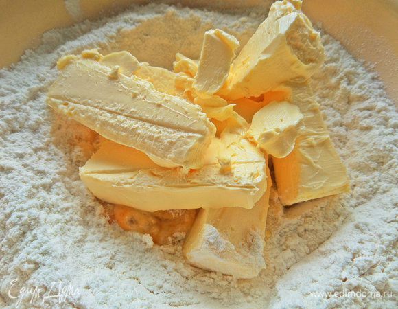 Нарезать масло кусочками, не сильно твердое.