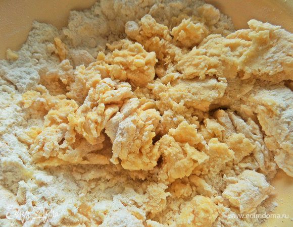 Вымешивать вначале ложкой тесто.