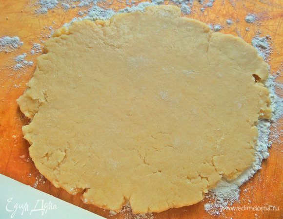 Из 2/3 всего теста раскатать круг. Ширина круга 22 — 24 см, учитывая, что диаметр дна 20 см. Если берете форму 26 см,то понадобится весь состав теста.