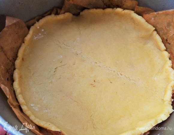 Переносим пласт теста в форму (20 см) на смазанный пергамент. Бортики обязательны!