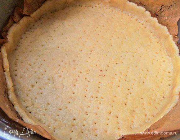 Наколоть дно вилкой.