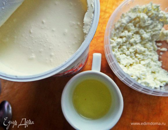 Начинка. Тут изображен только белок, но и целое яйцо можно. Желток я отделяла в предыдущем рецепте для смазывания верха и склеивания теста.