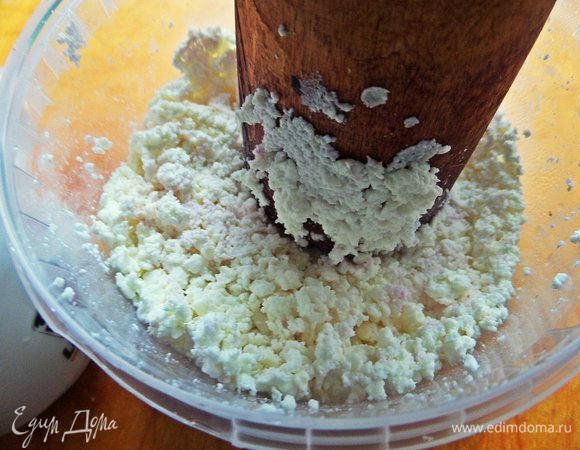 Творог, если лень, как мне, протирать через сито, можно хотя бы потолочь толкушкой.