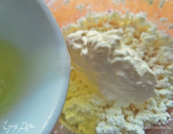 Смешать растертый творог, густую сметану, сахар и белок.