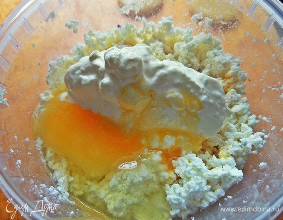 А также вылила сюда остатки желтка.