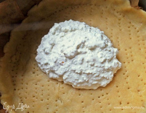 Перемещаем начинку на корж.