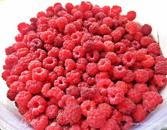 Для начинки берем собранную в лесу малину.