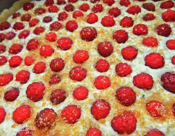 Посыпаем сверху коричневым сахаром.