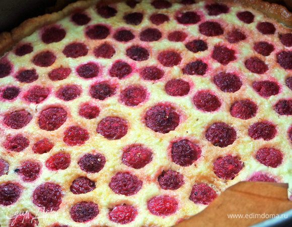 Выпекаем 25 минут при 180°С, пока начинка не схватится. Дать постоять, остыть тарту.