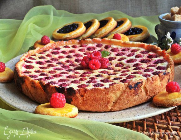 Вынимаем из формы и переносим на плоское блюдо.