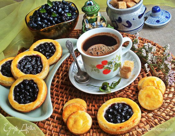 Также с таким тестом получается вкусное песочное печенье с черничным центром: http://www.edimdoma.ru/retsepty/81257-pesochniki-s-chernikoy