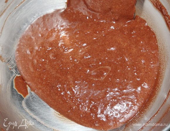 Бисквит: яйцо взбиваем с сахаром (я снова делала это в стакане) до хорошего кремообразного состояния. Муку смешиваем с какао, просеиваем и порциями добавляем в желтково-сахарную смесь, тщательно вымешивая лопаткой. Масло топим на водяной бане, немного остужаем и добавляем в тесто. Вымешиваем, получится блестящее гладкое тесто. Добавлю еще: если хочется, чтобы корж был хорошо пористым, добавьте немного разрыхлителя. Я этого не делала, меня устраивала «резиновость» бисквита. 
