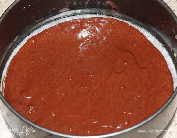 Готовим разъемную форму диаметром 18 см: выстилаем пергаментом. Выкладываем сверху наше тесто и отправляем в духовку при 200°С (180 электрическая) на 10 — 12 минут. Корж тонкий, поэтому важно его не пересушить. 