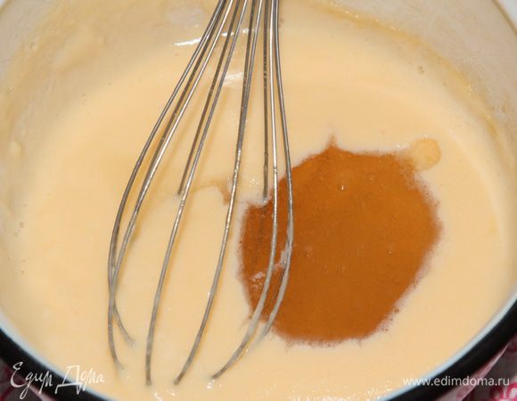 Готовим крем-мусс: сначала сделаю вступление. Я много пересмотрела рецептов: везде используется сыр маскарпоне. Меня не устраивает в нем две позиции: цена и жирность. Я решила попробовать соединить часть маскарпоне с обезжиренным творогом — очень душевно получилось! Следующий свой торт я сделала на основе обезжиренного творога и добавила 50 мл молока 1% жирности. Чудесно все получилось, так что берите на вооружение.
Итак, желатин заливаем водой в соотношении 1:6 на 10 г желатина 60 мл воды. В кондитерском стакане емкостью 1,5 литра взбиваем желтки с сахаром до увеличения в объеме. Молоко прогреваем до горячего, но не даем ему кипеть (здесь можно ориентироваться так: как только по краям появятся первые пузырьки — снимайте с огня) и тонкой струйкой вливаем в желтки, не переставая их взбивать. Затем возвращает все на огонь и готовим, как и крем, до загустения. Снимаем с огня, даем остыть приблизительно градусов до 60 и добавляем желатин. Венчиком все тщательно перемешиваем и отставляем в сторону.