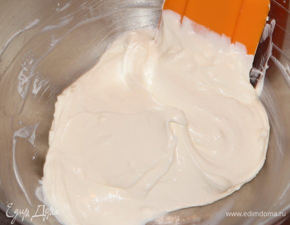 Готовим сырную составляющую мусса: обезжиренный творог пробиваем погружным блендером до кремообразного состояния. Добавляем к нему маскарпоне и повторяем действие. Получается вот такая гладкая масса. Отставляем в сторону.