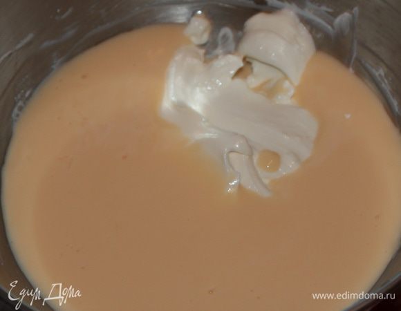 Сливки взбиваем в крепкую пену до устойчивых пик и начинаем волшебство: соединяем составляющие нашего мусса. Сначала соединяем желтковую массу с сырной: в два приема добавляем сырный крем. Хорошо вымешиваем при помощи венчика. 